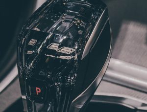 Otomobilini çektirmemek için üzerine çıktı